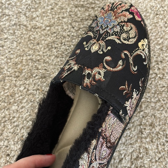 TOMs fuzzy brocade gold metallic flats - Picture 4 of 4